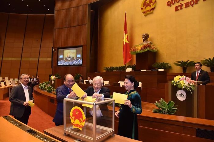 Các đại biểu Quốc hội thảo luận, biểu quyết thông qua danh sách để bầu Chủ tịch nước bằng hệ thống biểu quyết điện tử. Sau khi Quốc hội thành lập Ban kiểm phiếu, khoảng 10h30 phút, Quốc hội tiến hành bầu Chủ tịch nước bằng bỏ phiếu kín.