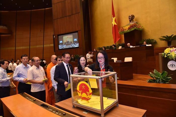 Các đại biểu Quốc hội bỏ phiếu bầu Chủ tịch nước