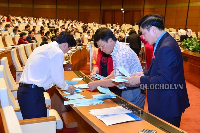 Ban Kiểm phiếu của kỳ họp thứ 6 làm nhiệm vụ.