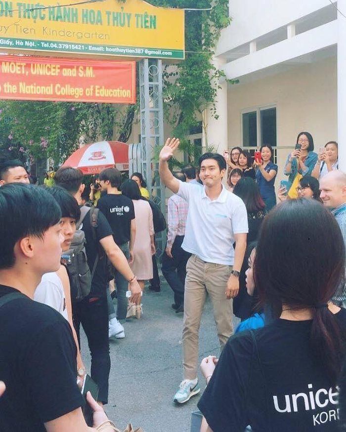 "Mỹ nam" Choi Si Won thân thiện vẫy tay chào fan Việt.