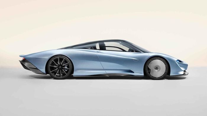  Theo McLaren, Speedtail là sự kết hợp thuần khiết giữa khoa học và nghệ thuật hội tụ trong hình hài một chiếc siêu xe. Speedtail là chiếc Hyper-GT đầu tiên của McLaren và cũng là siêu xe đạt hiệu quả khí động học cao nhất từ trước đến nay. Thân xe bằng sợi carbon của Speedtail dường như được thiết kế để cắt xuyên không khí một cách triệt để. 
