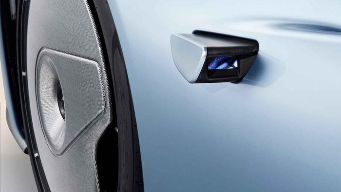  Không những vậy, Speedtail còn được trang bị cặp camera có thể mở ra và thu vào thay cho gương chiếu hậu truyền thống ở cửa xe, hình ảnh sẽ hiển thị bên trong khoang lái. Chế đố lái định hướng tốc độ "Velocity" sẽ hạ thấp gầm xe xuống 35 mm để cải thiện hơn nữa tính khí động học. 