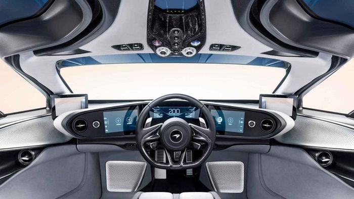  Khoang lái của Speedtail hội tụ sự sang trọng với đầy ắp công nghệ, màn hình cảm ứng bao quanh vô lăng ba chấu. Trong khi các phím bấm sử dụng cho các tính năng vận hành của xe được đặt ở trên trần khoang lái, kính điện tử cho phép người ngồi bên trong có thể kiểm soát lượng ánh sáng đi vào khoang lái. 