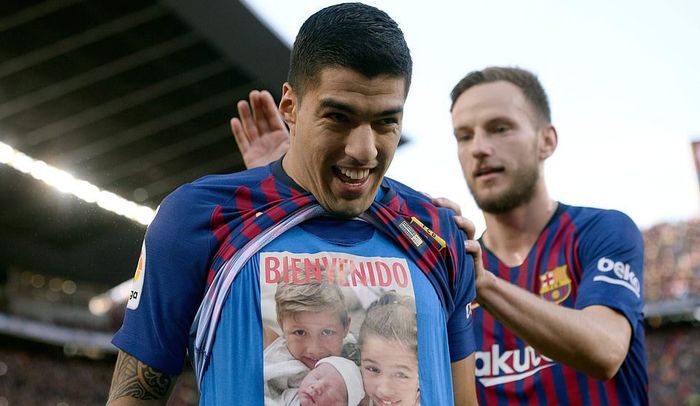Luis Suarez gửi thông điệp đến đứa con Lauti vừa chào đời.
