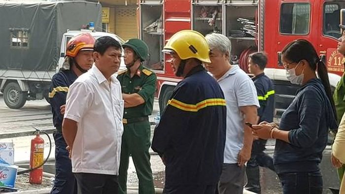 Sáng cùng ngày, lực lượng chức năng vẫn đang phong tỏa hiện trường vụ hỏa hoạn. Ảnh: CHÍ THẠCH 