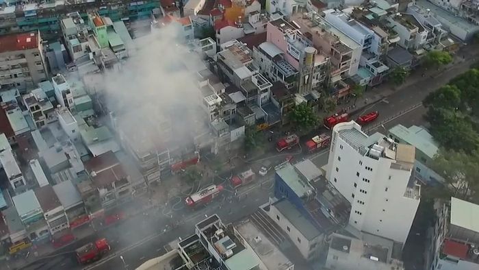Đến khoảng 6 giờ sáng cùng ngày, lực lượng chữa cháy vẫn phun nước đề phòng đám cháy bùng phát trở lại