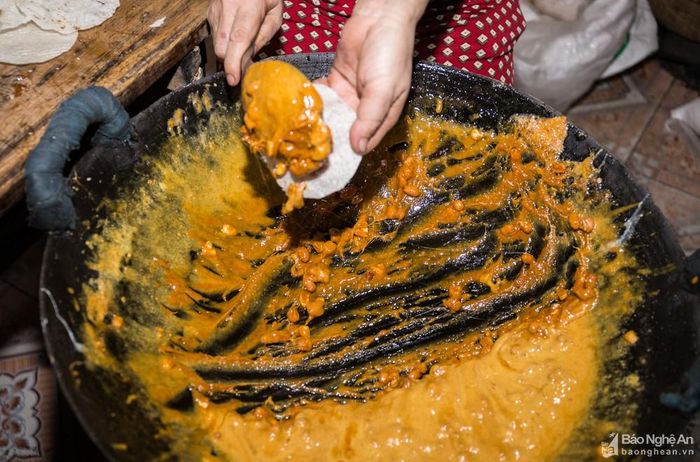 Người khởi tổ của nghề làm kẹo là cụ Tổng - một người quê ở Vụ Bản, Nam Định vào đây sinh sống và phát triển nghề này trên đất Đô Lương. Trước khi có nghề làm kẹo, Vĩnh Đức là vùng đất nghèo, người dân sinh sống bằng nghề nông. Ngày đầu khởi nghề, chỉ vài gia đình làm, dần dần phát triển cả làng cùng làm nghề sản xuất kẹo lạc và bánh đa. Ảnh: Đức Anh