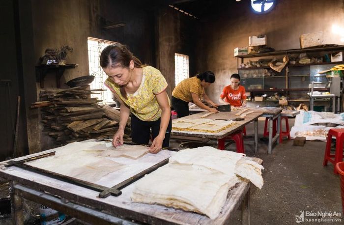Có một thời, làng nghề làm kẹo ở Vĩnh Đức đã bị mai một. Nguyên nhân là do hai cuộc chiến tranh kéo dài, nên việc thu mua nguyên liệu như lạc, vừng khó khăn, nhiều hộ dân trong làng bỏ nghề hoặc chuyển sang làm nghề khác. Ảnh: Đức Anh