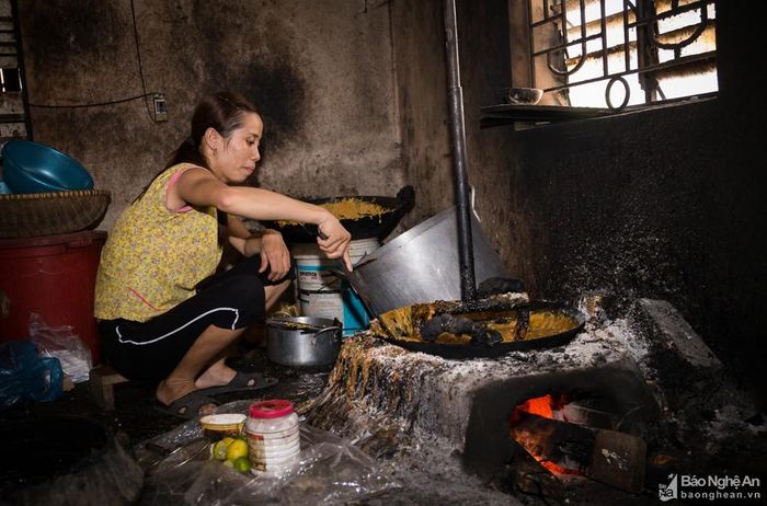 Trước đây, làng chủ yếu sản xuất những loại bánh ong, kẹo lạc. Nguyên liệu làm bánh kẹo được người dân sử dụng là: lạc, vừng, đường, mật… Đây là những nguyên liệu chủ yếu được người dân trong làng hoặc các vùng lân cận làm ra. Ảnh: Đức Anh
