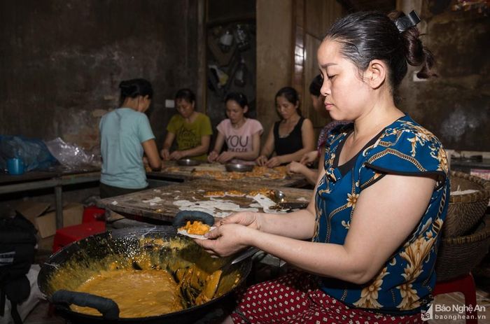 Vào thời gian này, "làng kẹo lạc" đang rộn ràng vào mùa sản xuất, chuẩn bị hàng bán dịp Tết cổ truyền. Ảnh: Đức Anh