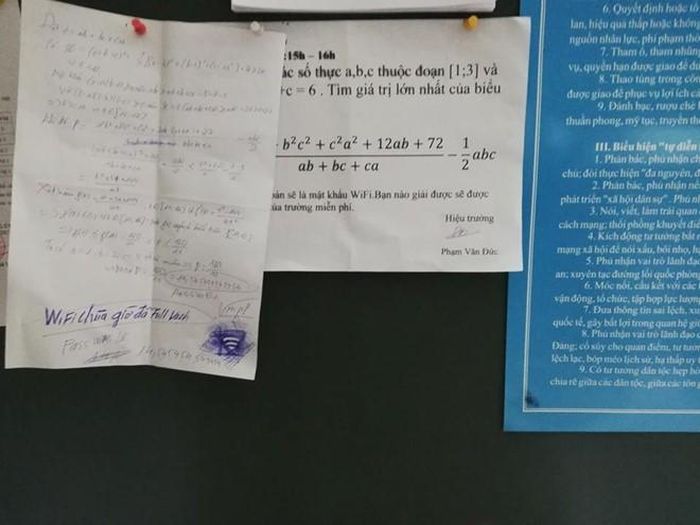 Sơn Tuấn - học sinh trường THPT Nguyễn Công Trứ - cho Zing.vn biết những đề toán đều do đích thân thầy hiệu trưởng đưa ra, nhằm khuyến khích tinh thần học tập của học trò. "Các bài toán thuộc phạm vi kiến thức đã học. Cứ một tiếng, thầy lại đổi đề một lần nên phải làm thật nhanh. Học sinh rất hào hứng với cách làm này vì ai cũng muốn dùng Wi-Fi 'full vạch', nhưng đôi lúc cũng nản vì đề hơi khó", 10X kể. Ảnh: Sơn Tuấn.