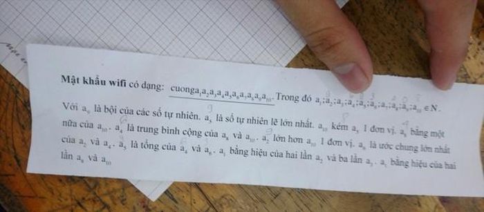 Đây không phải lần đầu tiên thầy cô sử dụng những bài toán "khó nhằn" để thách đố học sinh muốn dùng Wi-Fi. Trước đó, nhiều bạn trẻ cũng từng lan truyền bức ảnh cô giáo cung cấp mật khẩu Wi-Fi qua một phương trình đại số phức tạp. Ảnh: FB. 