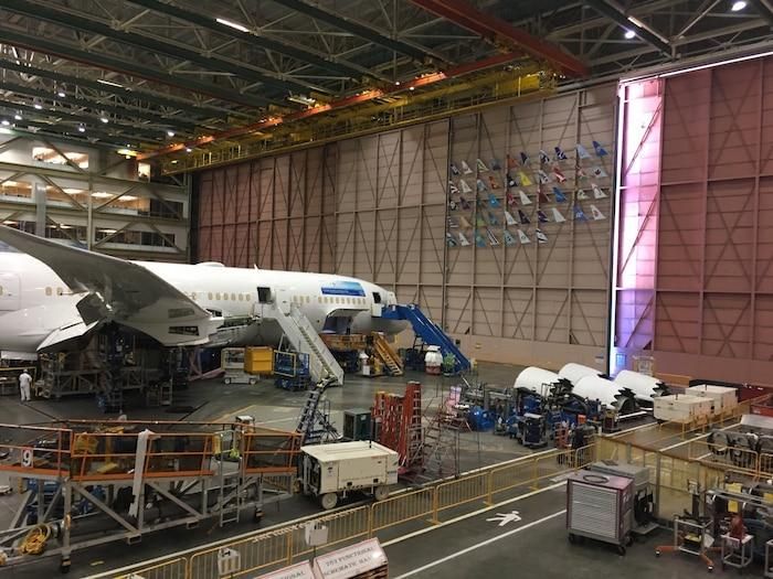 Logo của tất cả các khách hàng của chiếc Boeing 787 có thể được nhìn thấy trên cánh cửa vào khu vực lắp ráp. Đối diện với nó là một chiếc máy bay 787 của Ethiopian Airlines.
