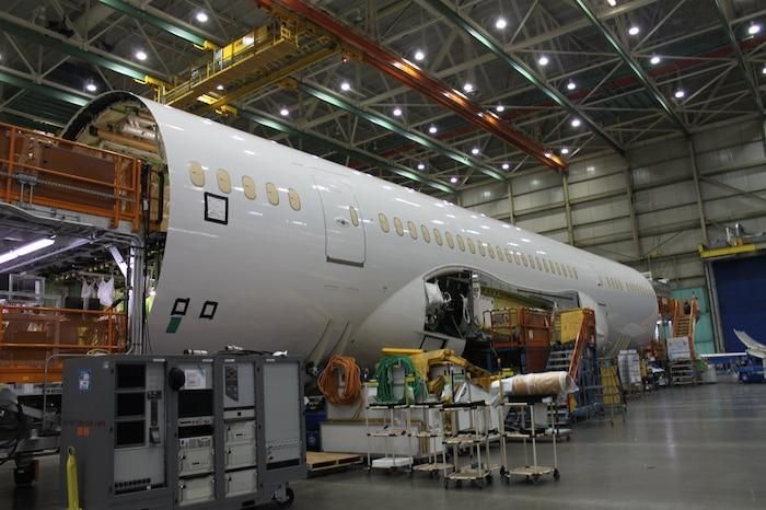 Phần thân của một chiếc 787 khác sẽ được bàn giao cho Qantas Airlines. Nó được sản xuất ở Ý.