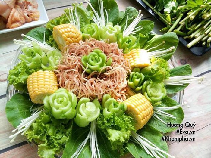 - Lòng, dạ dày heo rửa sạch cắt miếng vừa ăn.