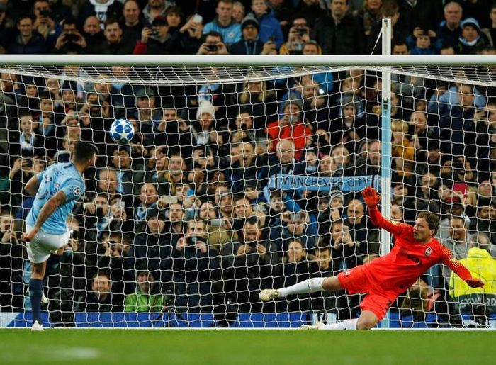 Gabriel Jesus nhân đôi cách biệt từ chấm 11m
