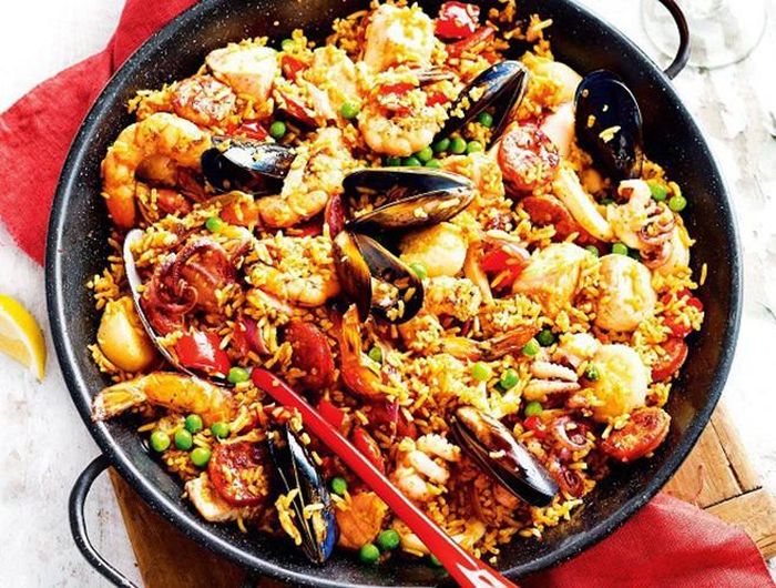  Paella Habana là loại cơm hơi nhão, đậm mùi nghệ, nấu chung với chem chép, nghêu để cả vỏ, mực, tôm 