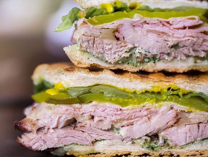  Cuba Sandwich hay còn gọi là Mixed Sandwich vì các nguyên liệu bên trong có thể tùy theo khẩu vị và đặc trưng của từng vùng mà thay đổi 