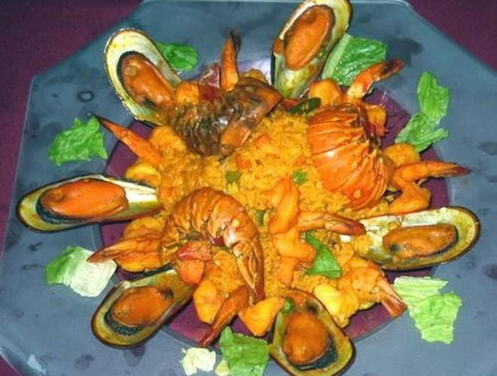  Paella Habana hấp dẫn bởi những màu sắc của các loại rau trang trí, kèm theo đó là vị ngọt mát của hải sản quyện trong mùi nghệ 