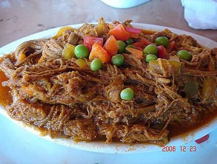  Ropa vieja tiếng Tây Ban Nha nghĩa là “quần áo cũ”, vì sau khi nấu thịt bò rất mềm và thịt được xé bằng tay nên trông giống những miếng vải cũ 