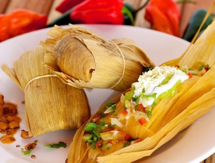  Món Tamales của Cuba được làm từ bắp nghiền, bột bắp, shortening và thịt heo xay, gói trong lá bắp, cột chặt lại, sau đó luộc trong nước muối 
