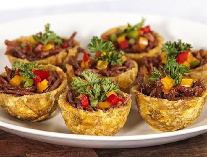 Vị ngọt dịu cùng với độ giòn giòn, ẩm mịn của những lát chuối dung hòa ăn ý với các thức ăn kèm đã thay đổi hoàn toàn định nghĩa của món ăn đường phố quen thuộc này 
