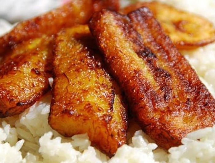  Plantains (một loại chuối to dày vỏ) còn sống thì ăn vào hơi chát, lúc chín rục đem nướng hay hấp đều rất ngon 
