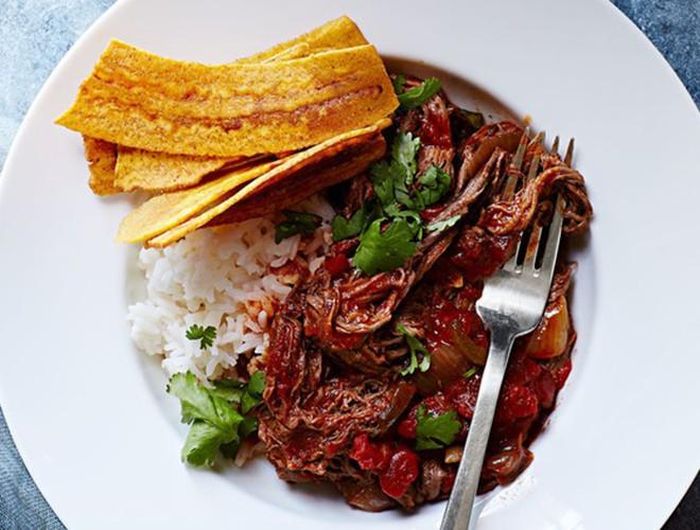  Món thịt bò Ropa vieja gồm thịt bắp bò xé nhỏ nấu chung với nước xốt cà chua criollo cho đến khi chín mềm 