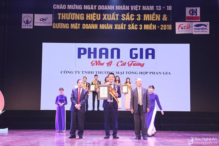Phong thủy Phan Gia nhận giải thưởng "Top 100 thương hiệu xuất sắc 3 miền". Ảnh Lương Mai