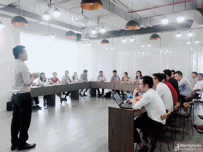 Chàng trai Phan Thanh Biên chia sẻ kinh nghiệm, định hướng cùng thanh niên khởi nghiệp. Ảnh: Lương Mai