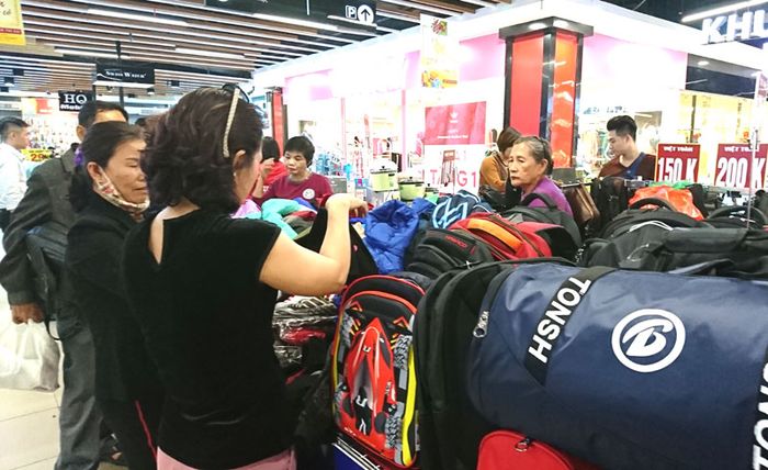 Túi xánh các loại cũng thu hút khá đông người mua.