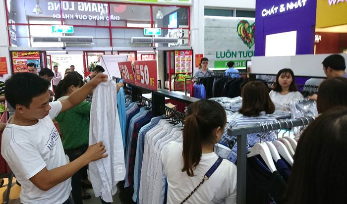 Mặt hàng thời trang giảm giá đến 50% thu hút khắ đông người mua sắm.