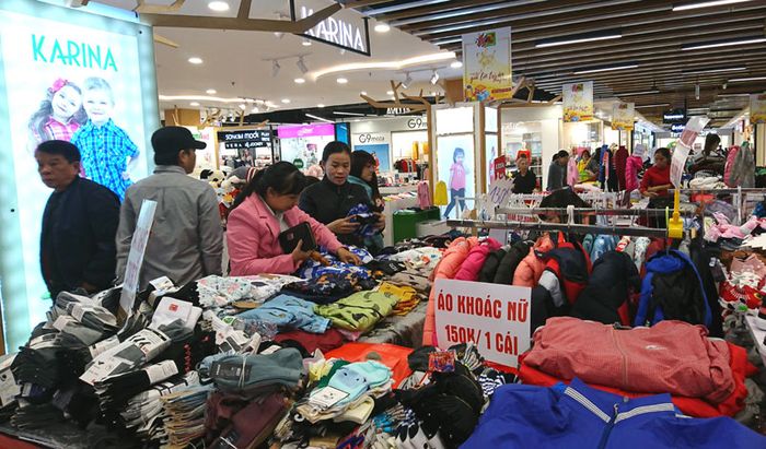 Các gian hàng niêm yết giá công khai để người tiêu dùng mua sắm.