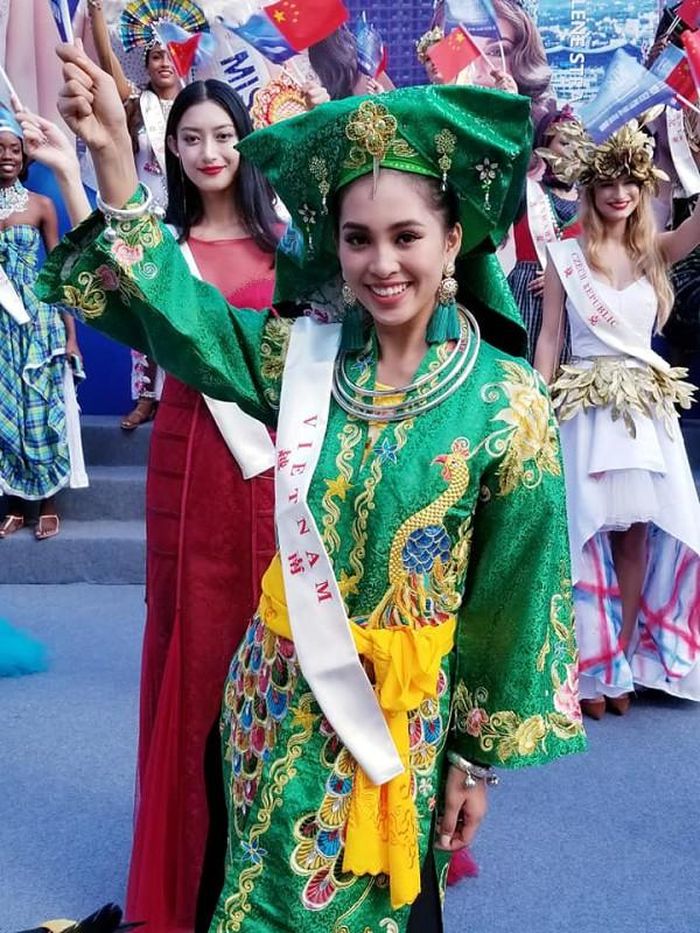 Tiểu Vy rạng rỡ trong một hoạt động diễu hành tại đảo Hải Nam, Trung Quốc - nơi tổ chức cuộc thi. Cô đã hoàn thành phần thi 'Dance of the world', thi tài năng với tiết mục 'Lạc trôi' , bốc thăm nhóm 'Thuyết trình đối đầu'... Đêm chung kết Miss World 2018 diễn ra vào tối 8/12. Đương kim Hoa hậu Thế giới là Manushi Chhillar đến từ Ấn Độ.
