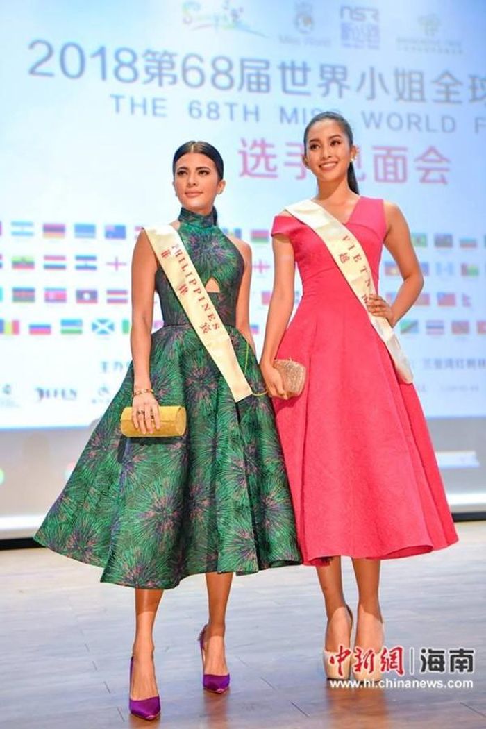 Nhờ mang đôi giày cao 16 cm, Tiểu Vy vượt trội về chiều cao so với Hoa hậu Philippines - Katarina Rodriguez. Cả hai khá thân thiết trong nhiều hoạt động vì ở cùng phòng với nhau. Katarina năm nay 26 tuổi, cao 1,68m, từng đoạt Á quân Asia's Next Top Model 2014, Á hậu 1 Hoa hậu Liên lục địa 2017.