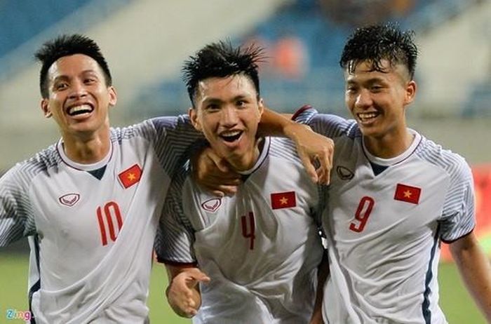 Hùng Dũng ăn mừng cùng đồng đội Olympic Việt Nam. Ảnh: Việt Hùng.
