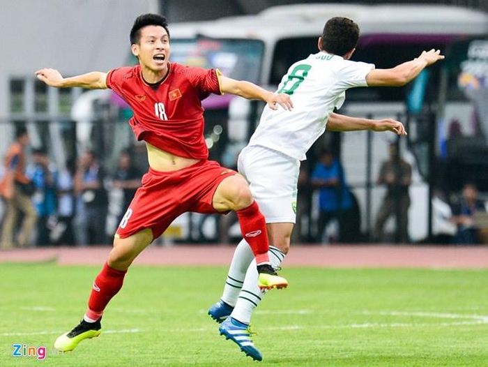 Có Hùng Dũng trên sân, hàng thủ Olympic Việt Nam khó bị đánh vỗ mặt hơn nhiều. Ảnh: Việt Hùng.