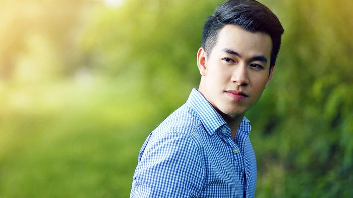 Trước khi theo đuổi đam mê ca hát, Hồ Trung Dũng từng có 5 năm làm giảng viên khoa Ngữ văn Đức của trường Đại học Khoa học Xã hội và Nhân văn TP.HCM. Thậm chí, ngay cả khi trở thành ca sĩ chuyên nghiệp và xin nghỉ dạy ở trường nhưng Hồ Trung Dũng vẫn không quên những ngày tháng đứng trên bục giảng. Hiện tại, ngoài thời gian dành cho âm nhạc, anh cũng cũng xuất hiện trên bục giảng với vai trò giảng viên thỉnh giảng.