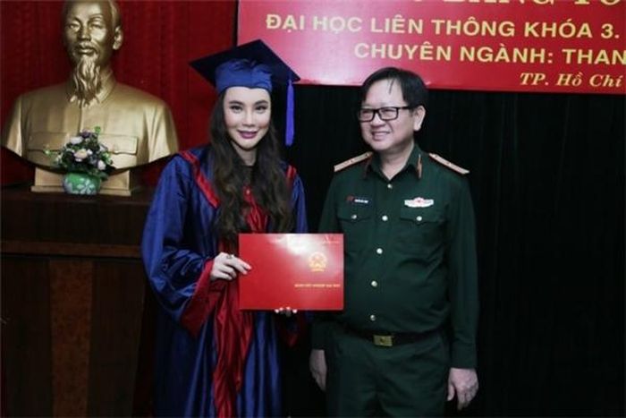 Hồ Quỳnh Hương là một trong số các sinh viên hiếm hoi của trường Đại học Văn hóa Nghệ Thuật tốt nghiệp với điểm 10 tuyệt đối. Năm 2016, Hồ Quỳnh Hương nhận được lời mời tham gia giảng dạy tại chính ngôi trường mà cô gắng bó trong 4 năm qua. Mới đây, nữ ca sĩ cũng tiếp tục được mời làm giảng viên tại Nhạc viện TP.HCM, giảng dạy ở khoa Nhạc nhẹ.