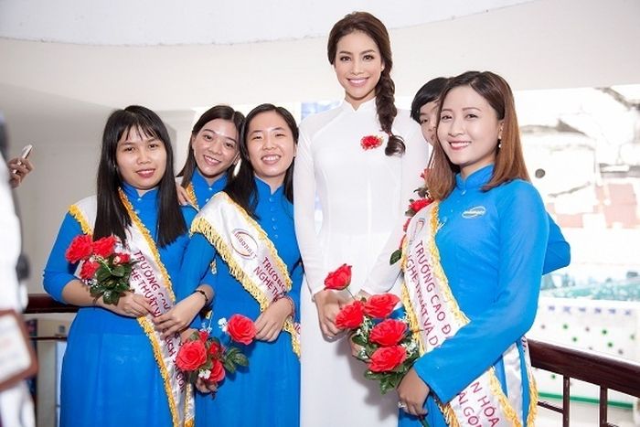 Hoa hậu Phạm Hương: Trước khi đăng quang cuộc thi Hoa hậu Hoàn vũ Việt Nam 2015, người đẹp Hải Phòng đã tốt nghiệp đại học chuyên ngành Marketing. Ngay sau đó, cô trở thành giảng viên ngành Marketing thời trang tại trường Cao đẳng Văn hóa - Nghệ thuật và Du lịch TP HCM. 