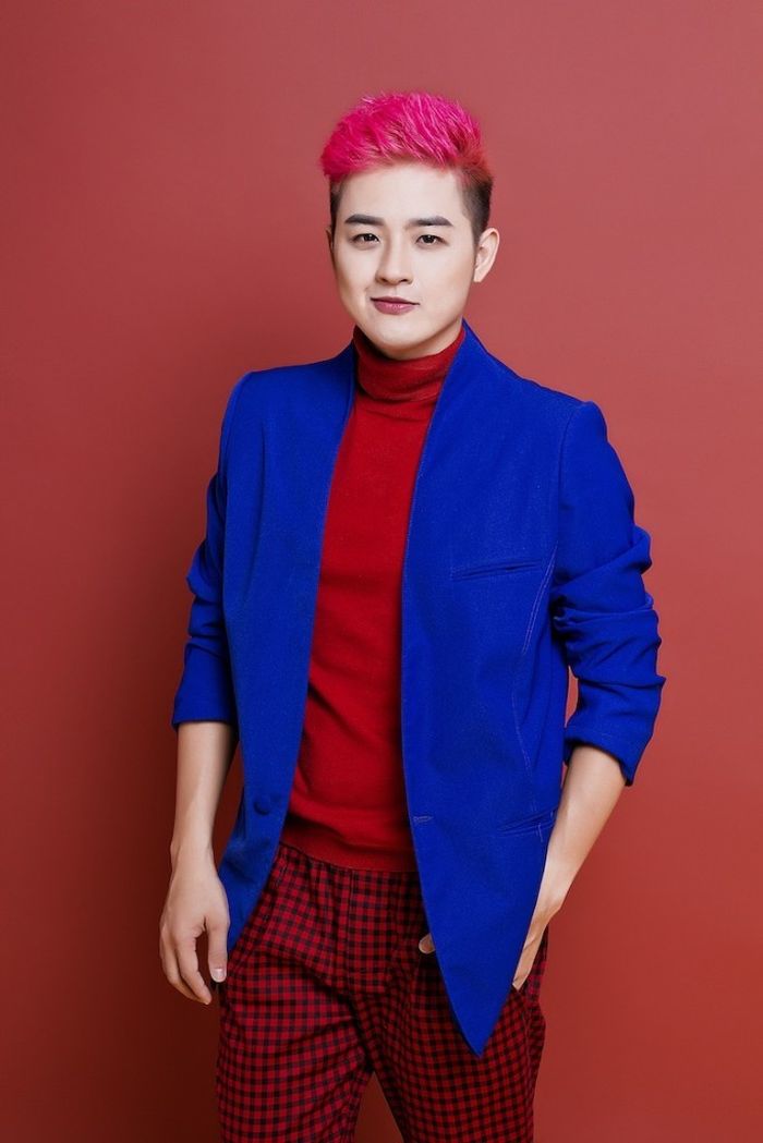 Nam ca sĩ cũng từng chia sẻ khi nhắc về nghề giáo viên: “Trên lớp, tôi được sống với một đam mê khác là được tự do khám phá và truyền đạt sự thú vị của môn học tiếng Anh mà tôi thích, mặt khác lại được tiếp xúc với rất nhiều học trò thú vị khiến cho một người năng động như mình thấy cuộc sống đầy màu sắc hơn”.