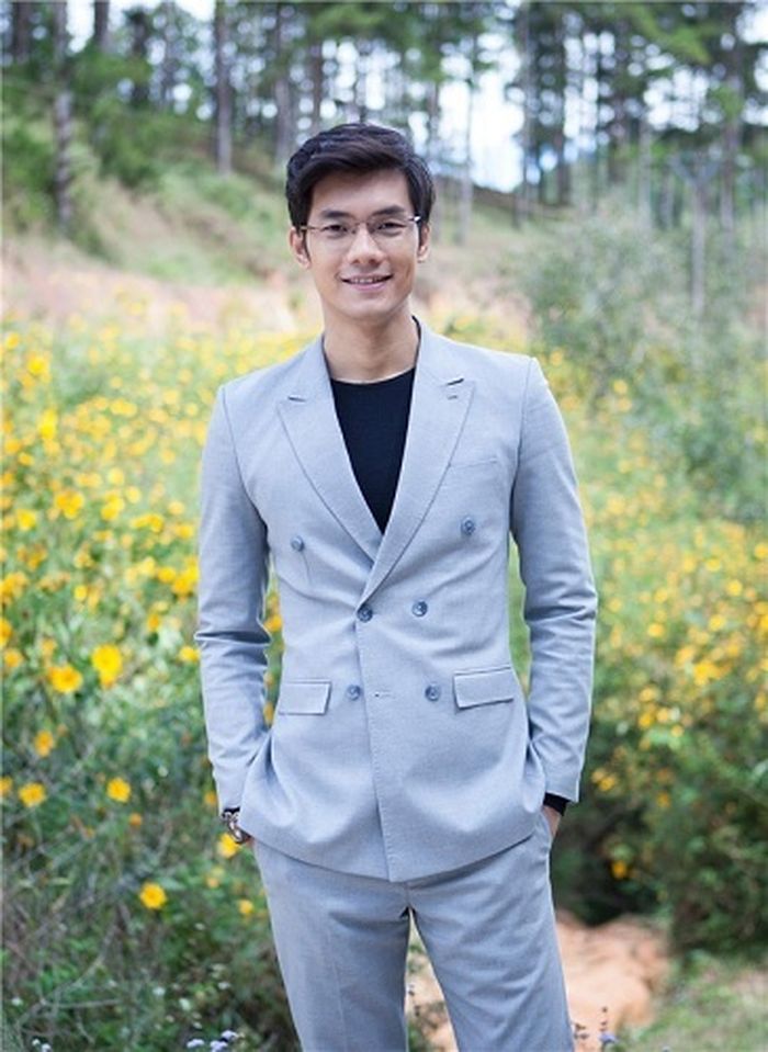 Nhan Phúc Vinh là một cái tên rất quen thuộc với khán giả, anh không chỉ là một người mẫu mà còn là một diễn viên rất thành công. Tuy nhiên, ít tai biết được rằng, anh chàng diễn viên nổi tiếng này từng làm giáo viên dạy thể dục. Nhan Phúc Vinh tạm dừng công việc giảng dạy một thời gian để theo đuổi sự nghiệp diễn xuất vì niềm đam mê.