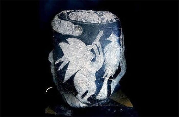  Đá Ica niên đại 30.000 năm in hình người mặc quần áo, tay cầm kính viễn vọng đang quan sát thiên thể. 