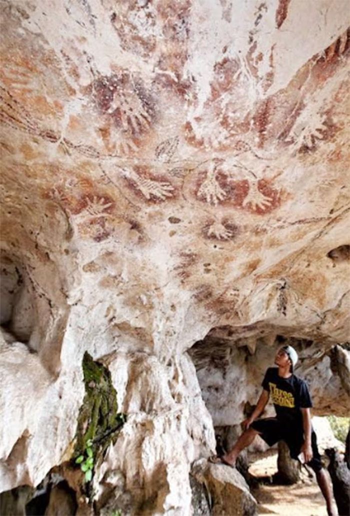  Bức họa vừa được tìm thấy trong hang động tại Borneo. 