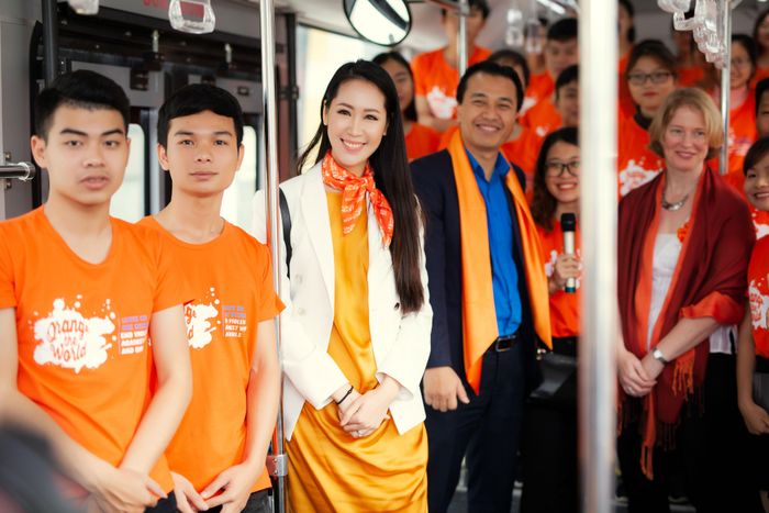 Dương Thùy Linh trên chuyến xe bus diễu hành chống bạo lực