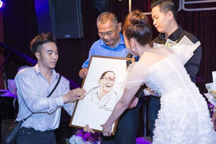 Hải Yến và bức tranh chân dung gửi tặng nhạc sĩ Bảo Chấn
