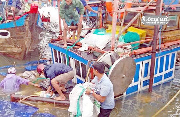  Lực lượng chức năng trục vớt tàu.