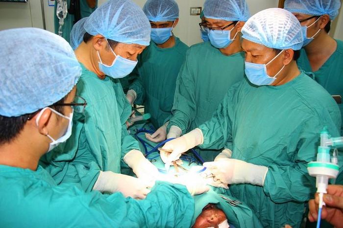 Cận cảnh ca phẫu thuật tạo hình khí quản được đội ngũ y bác sĩ chuyên môn cao và nhiều năm kinh nghiệm của BVĐK TP Cần Thơ thực hiện