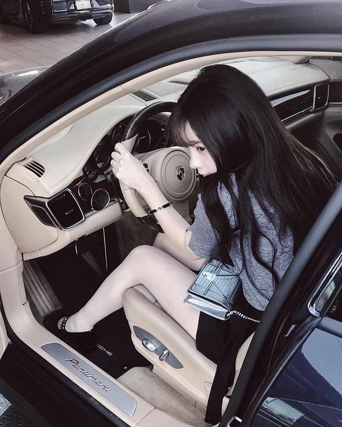 Cẩm Tú tiết lộ: "Sở thích của mình cũng không khác gì các bạn trẻ bây giờ, đó là ăn ngon, mặc đẹp, đi du lịch". Ngoài ra, cô còn vui vẻ chia sẻ rằng bản thân rất thích đi làm vì đi làm mới có thu nhập để đáp ứng sở thích và thỏa mãn đam mê. 