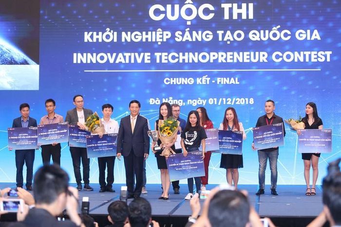 Thứ trưởng Trần Văn Tùng trao giải cho đội đạt giải nhất cuộc thi
